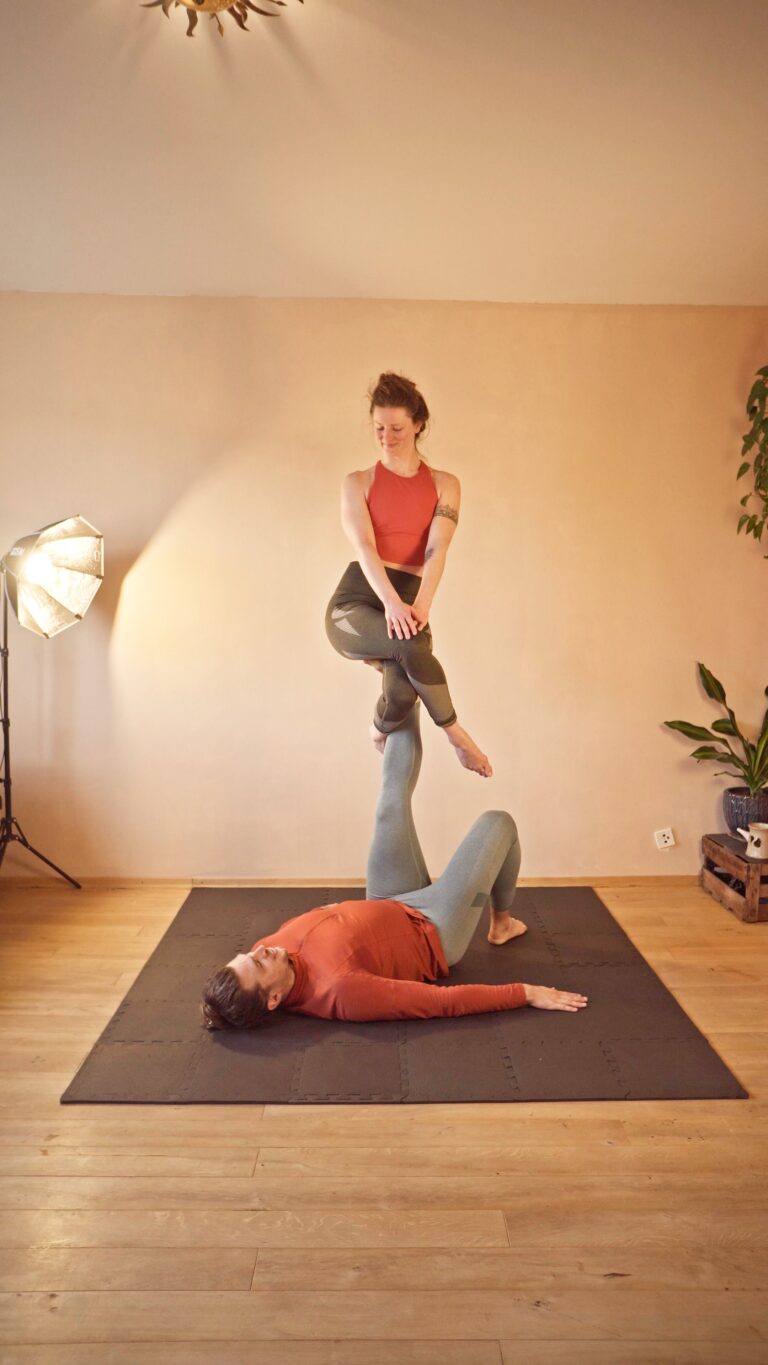 2025 11 06 acroyoga rina und stefan picture poses 01 04 27 21